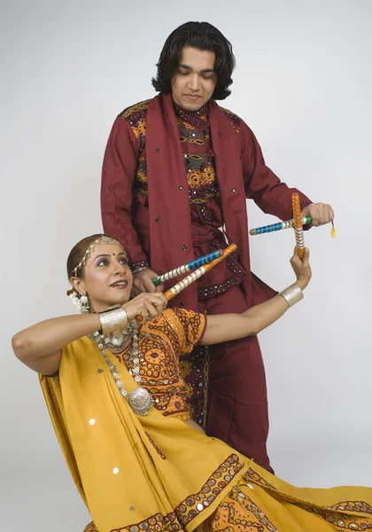 Pareja realizando dandiya — Foto de Stock