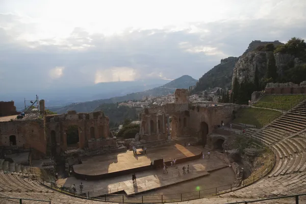 Antik Yunan tiyatro turist — Stok fotoğraf