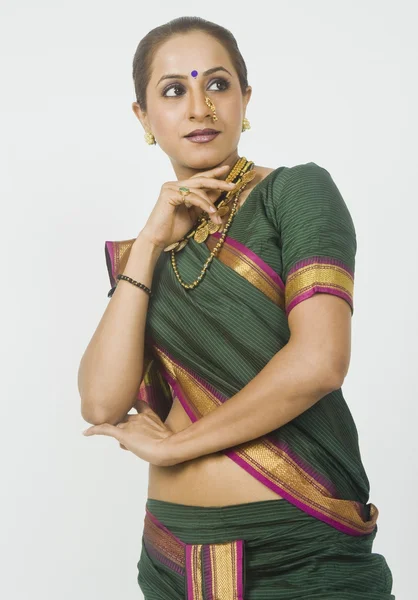 Frau posiert im Sari — Stockfoto