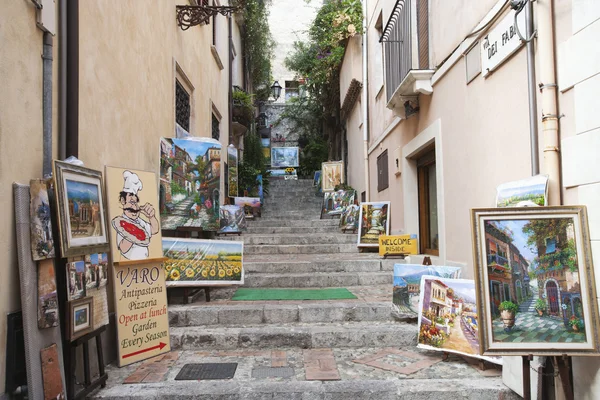 Exposición de pinturas a lo largo del callejón — Foto de Stock