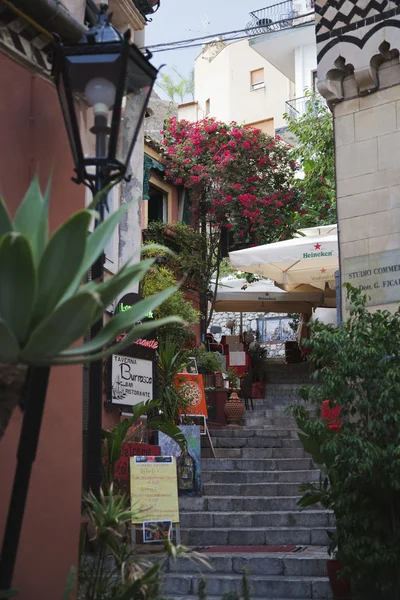 Sokakta kaldırım kafe — Stok fotoğraf