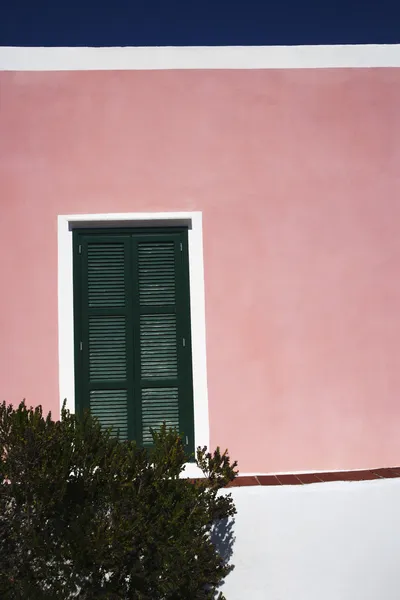 Lukket vindue i et hus - Stock-foto