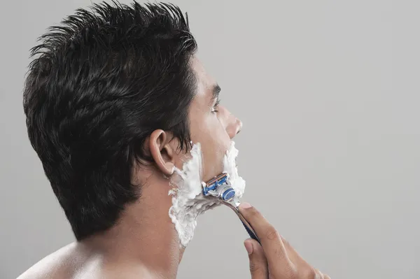 Muž holení — Stock fotografie