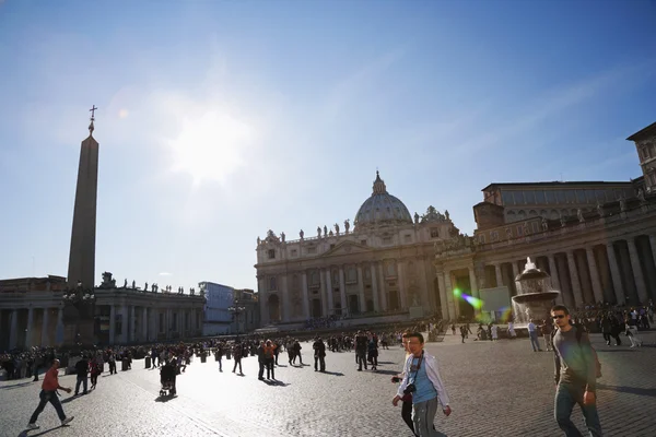 Toeristen op een vierkante, Basiliek van st. peters — Stockfoto