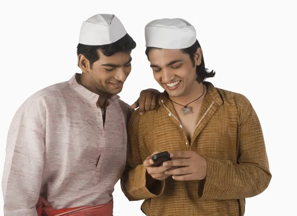 Muž textových zpráv na mobilní telefon se svým přítelem — Stock fotografie