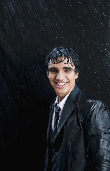 Бизнесмен наслаждается дождём — стоковое фото
