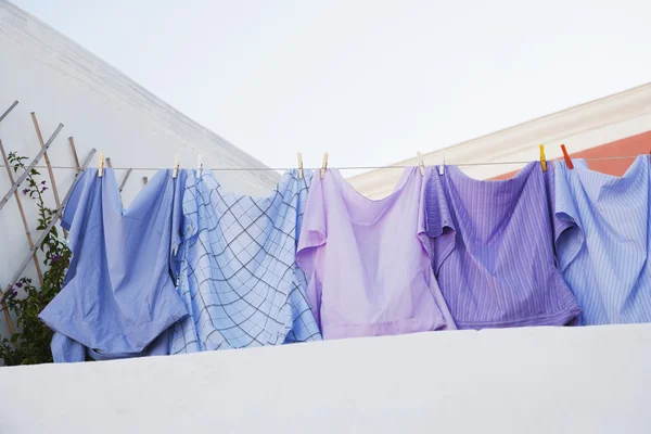 Kleidung hängt an einer Wäscheleine — Stockfoto
