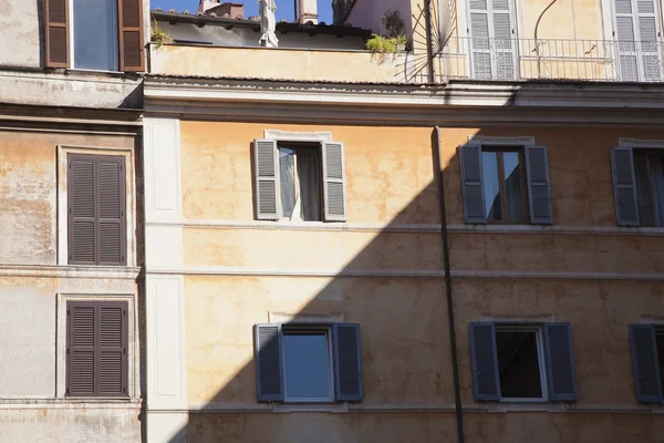 Luz del sol cayendo sobre un edificio —  Fotos de Stock