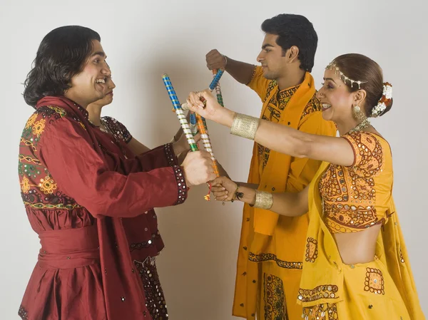 Casais realizando dandiya — Fotografia de Stock