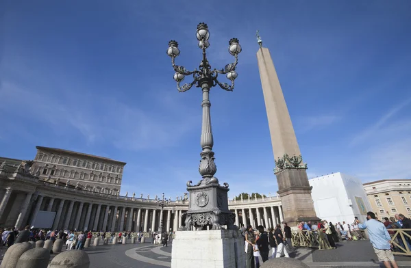 Tourists at St. Peters Square — Stock Photo, Image