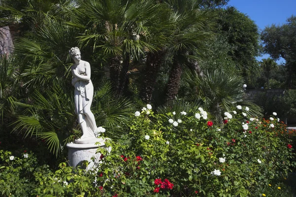 Nakne kvinnelige statuer i en hage – stockfoto