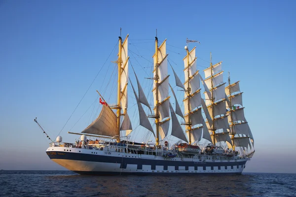 Nave di clipper in un mare — Foto Stock