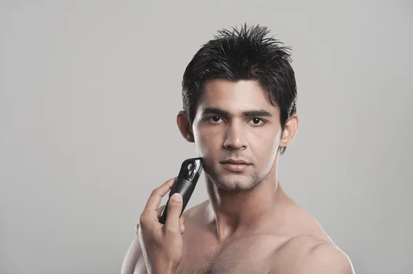 Hombre afeitándose con afeitadora eléctrica — Foto de Stock