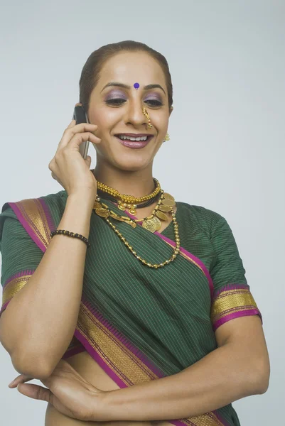 Mujer hablando en un teléfono móvil —  Fotos de Stock