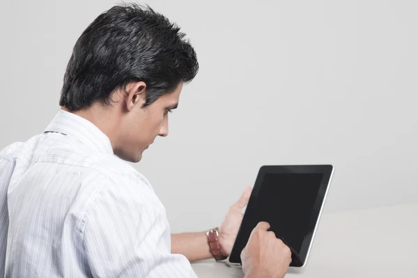 Homme d'affaires utilisant une tablette numérique — Photo