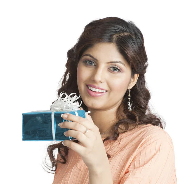 Woman holding a gift box — Stock Photo, Image