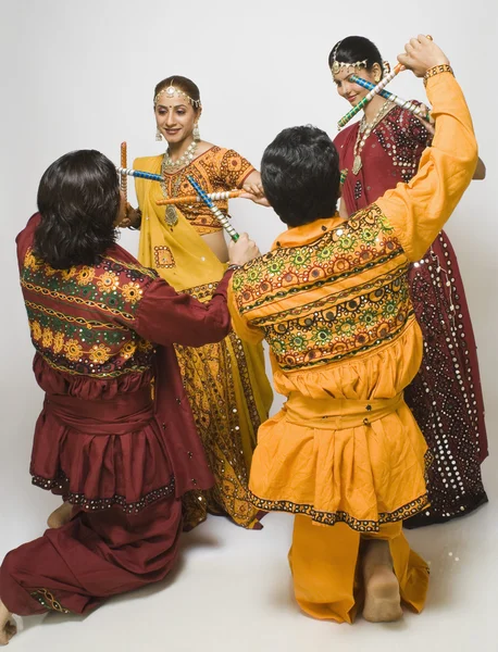 Casais realizando dandiya — Fotografia de Stock