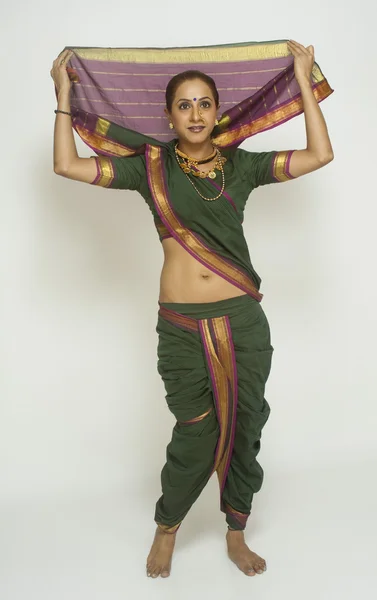 Female folk dancer dancing — Stock Photo, Image