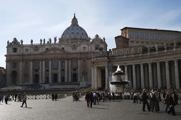 Turisti in piazza, Basilica di San Pietro — Foto Stock