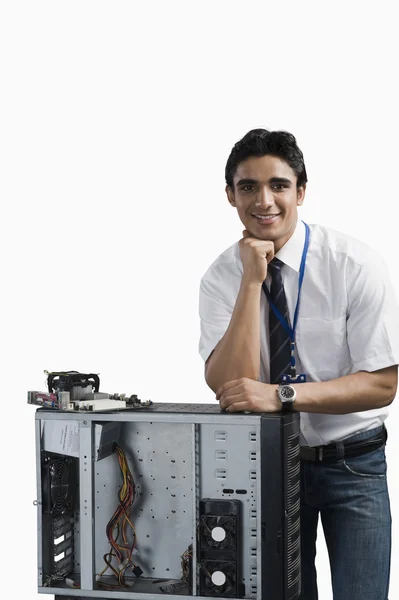 Студент, стоящий с компьютером — стоковое фото
