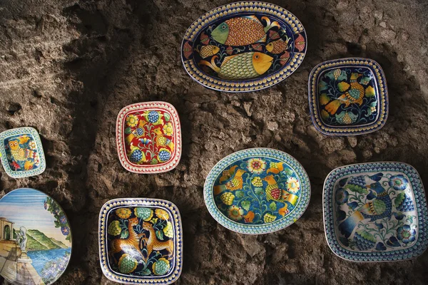 Decorative plates hanging at a market stall — Stock Photo, Image