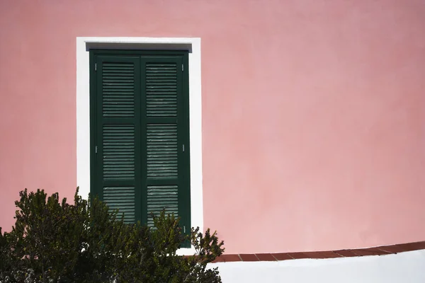 Finestra chiusa di una casa — Foto Stock