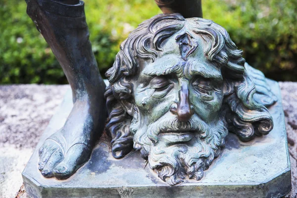 Estatua en un jardín —  Fotos de Stock