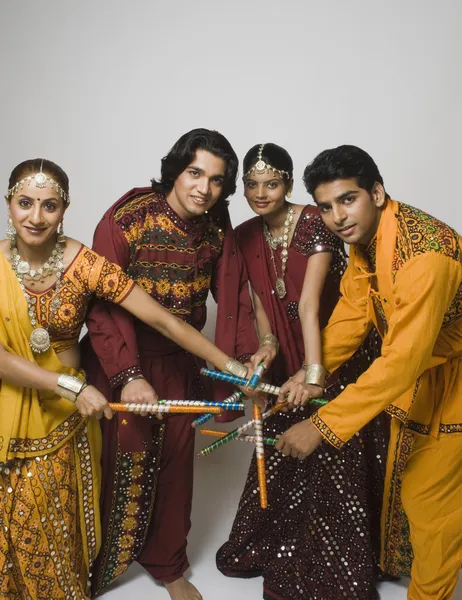 Parejas realizando dandiya — Foto de Stock