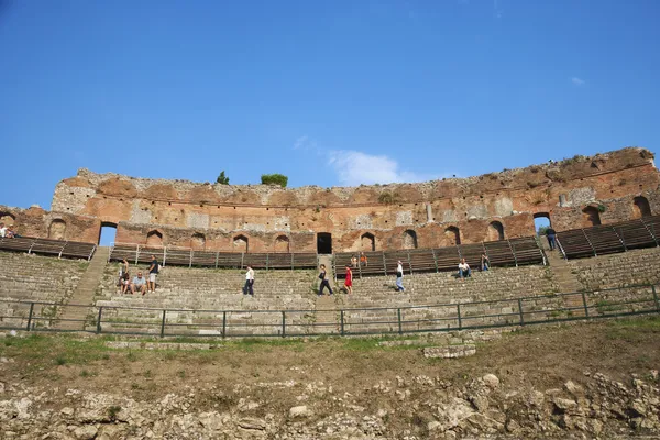 Touristes au théâtre grec antique — Photo