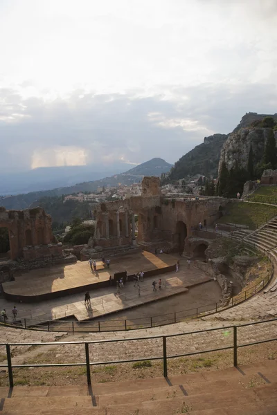 Antik Yunan tiyatro turist — Stok fotoğraf