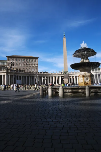 Fountain at St. Peters Square — Stock Photo, Image