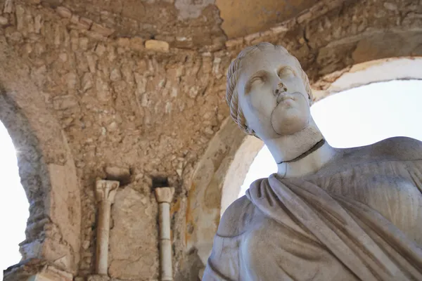 Ruins of a statue — Stock Photo, Image