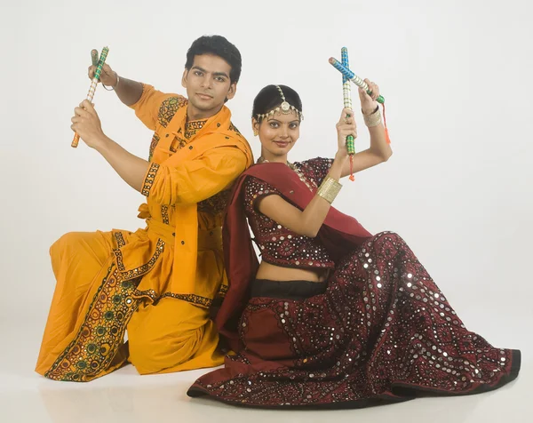 Pareja realizando dandiya — Foto de Stock