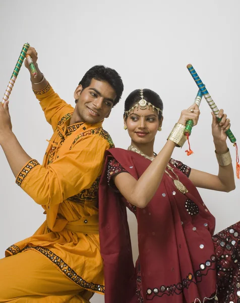 Pareja realizando dandiya — Foto de Stock