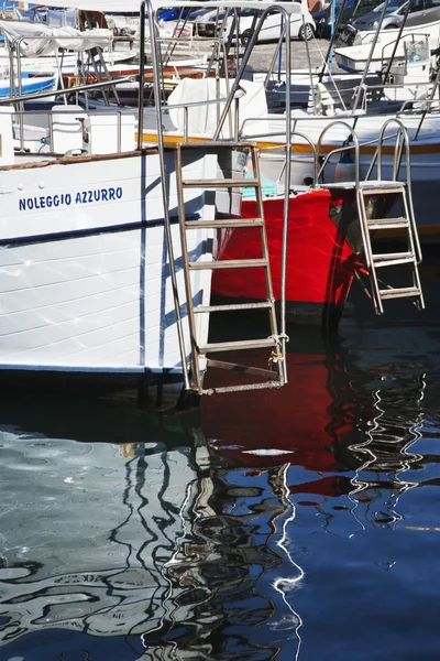 Лодки в гавани — стоковое фото