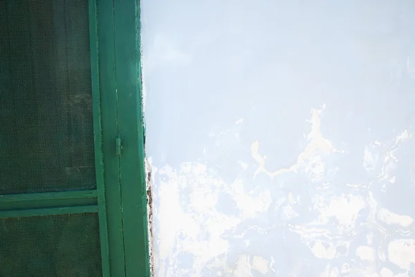 Puerta cerca de una pared erosionada —  Fotos de Stock