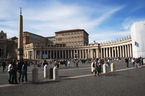 Turisti in Piazza San Pietro — Foto Stock