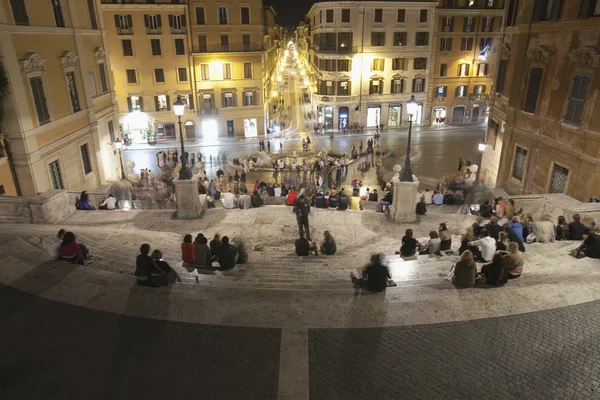 Turistas sentados en la Plaza de España —  Fotos de Stock