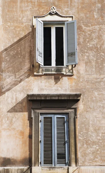 Geschlossene und offene Fenster eines Hauses — Stockfoto