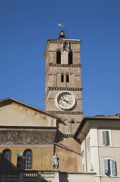 Torre do relógio de uma igreja — Fotografia de Stock