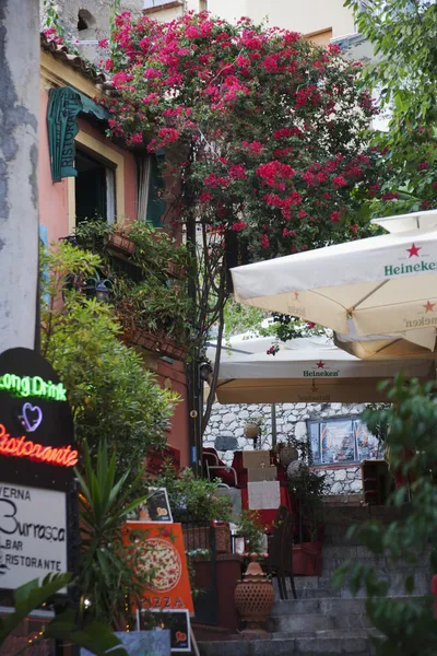 sokakta kaldırım kafe