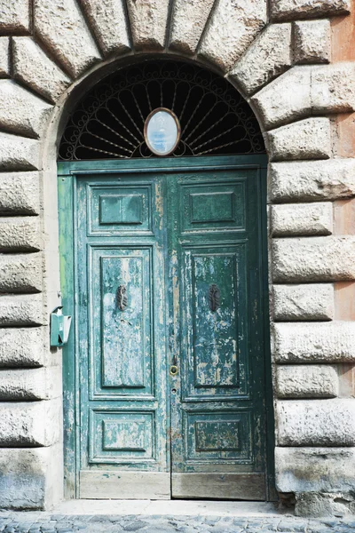 Porte fermée d'un bâtiment — Photo