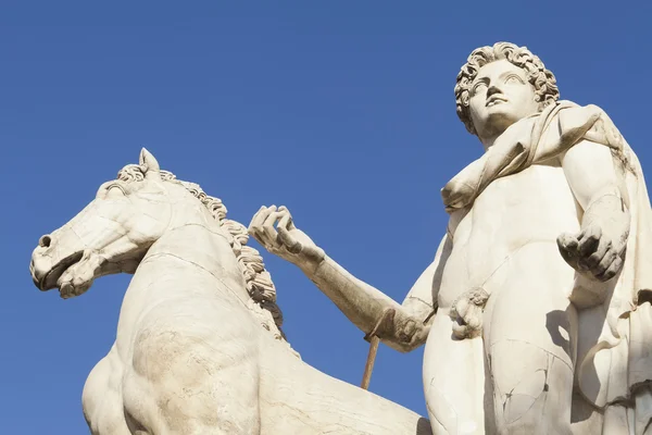 Standbeelden van man en paard — Stockfoto