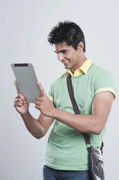 College student met behulp van een digitale tablet — Stockfoto
