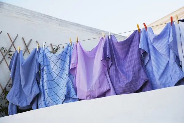 Kleidung hängt an einer Wäscheleine — Stockfoto