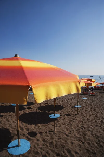 Beach umbrellas on the beach — Stock Photo, Image