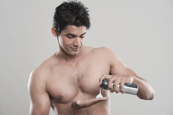 Man taking out shaving foam from a can — Stock Photo, Image