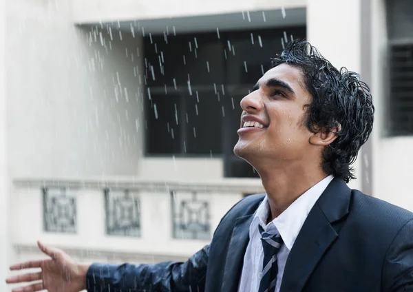 Heureux homme d'affaires profitant sous la pluie — Photo