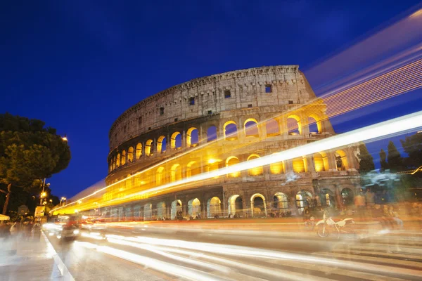 Lalu lintas malam di depan Colosseum — Stok Foto