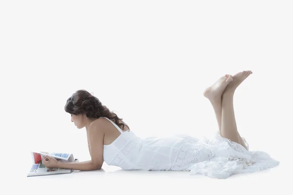 Woman reading a magazine — Stock Photo, Image